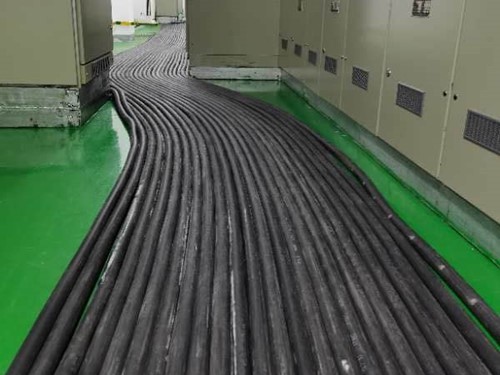 白玉如何根据理论计算公式计算温度对特定电压测量结果的影响？